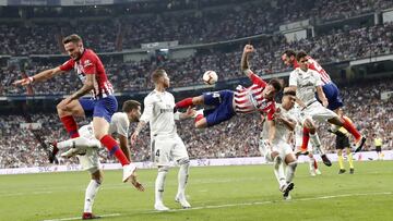 Giménez, en pleno vuelo, trata de despejar un balón colgado al área: fiable en defensa y peligroso en ataque.