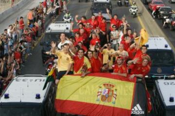 Los jugadores de la Selección española liderados por Luis Aragonés celebraron la conquista de la segunda Eurocopa con un recorrido por Madrid hasta la Plaza de Colón donde tomaron contacto con la alegría de la afición que les espera. El animador de la fiesta fue un inspirado Pepe Reina.