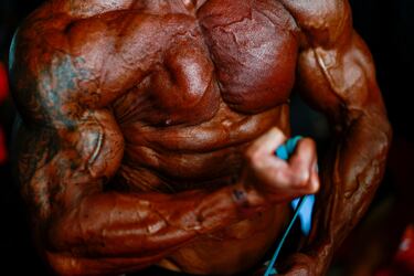 Un competidor calienta entre bastidores durante el evento de culturismo Arnold Classic Europe en Las Rozas,