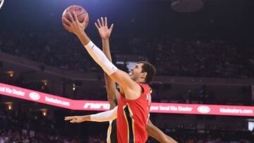 April 7, 2018; Oakland, CA, USA; New Orleans Pelicans forward Nikola Mirotic (3) shoots the basketball against Golden State Warriors forward Kevon Looney (5) during the first quarter at Oracle Arena. Mandatory Credit: Kyle Terada-USA TODAY Sports