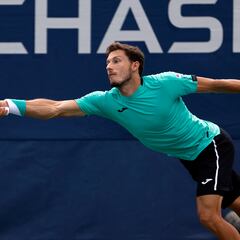 Carreño puede con la “anarquía de Bublik” y pinta bien