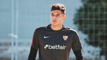 El portero de 21 años no ha recibido la oportunidad en el equipo profesional del Sevilla y sigue en el equipo filial en la tercera división, donde esta temporada ha jugado 9 encuentros. Al final de la temporada podría tomar otro camino para tener más minutos y debutar en primera división.