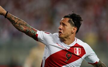 Gianluca Lapadula celebra su gol ante Paraguay, por el cierre de las Eliminatorias 2022.