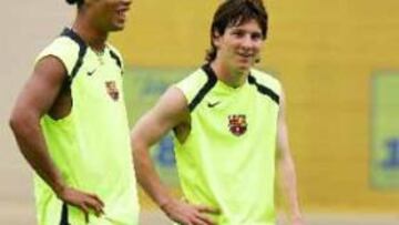 <B>NO SERÁN PAREJA.</B> Messi y Ronaldinho tendrá que esperar un tiempo hasta poder jugar juntos en el Barcelona.