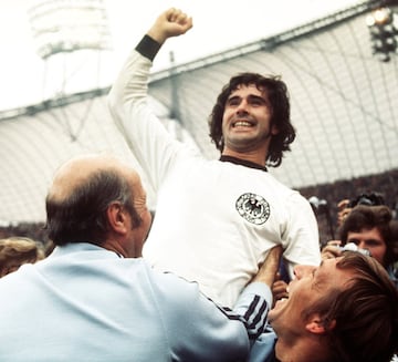 Gerd Müller falleció el 15 de agosto, a los 75 años. El delantero alemán fue siete veces máximo goleador de la Bundesliga, consiguió 723 goles en 771 partidos oficiales en los clubes en los que jugó, con mención especial a su laureado periplo en el Bayern