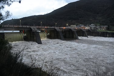La presa de Valencia do Sil con 4 de sus 5 compuertas abiertas, a 16 de enero de 2023, en Vilamartín de Valdeorras, Ourense, Galicia (España). La borrasca Gérard, séptima de la temporada, se adelanta a la borrasca Fien y ha afectado hoy a España con viento, oleaje, nevadas y lluvias, fenómenos que pondrán en riesgo a unas 40 provincias de todo el país, según el pronóstico de la Agencia Estatal de Meteorología. Se esperan cielos cubiertos, como será el caso de la mitad norte peninsular, con precipitaciones persistentes y generalizadas en Galicia, área cantábrica y Pirineo central y occidental, que podrán ser localmente fuertes en zonas litorales del Cantábrico y proximidades.