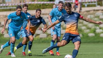 Juan Muñoz lanza un penalti en un amistoso ante el Wrexham con el Leganés.