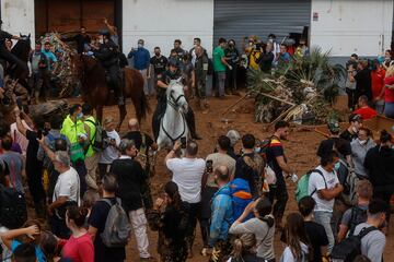 Varias personas increpan a los Reyes, el presidente del Gobierno y el presidente de la Generalitat valenciana, durante su visita a una zona afectada por la DANA en Paiporta, Valencia el 3 de noviembre de 2024.