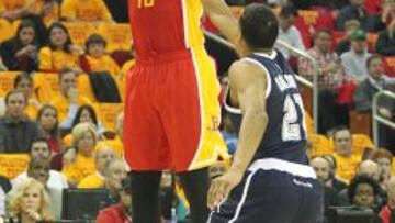 James Harden lanza ante Andre Roberson.