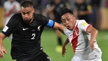 New Zealand&#039;s Winston Reid (L) and Peru&#039;s Christian Cueva vie for the ball during their 2018 World Cup qualifying play-off second leg football match, in Lima, Peru, on November 15, 2017. / AFP PHOTO / LUKA GONZALES