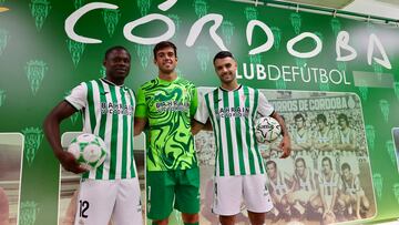 Fomeyem, Iker Álvarez y Álex Martín, posan con las camisetas del Córdoba