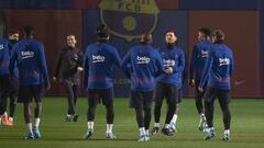 Messi bromea con sus compa&ntilde;eros en los primeros compases del entrenamiento del Barcelona ayer en la Ciutat Esportiva.
