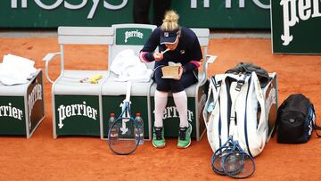 Laura Siegemund aprovecha una pausa para comer