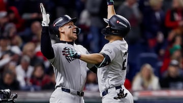 Cleveland (United States), 19/10/2024.- New York Yankees designated hitter Giancarlo Stanton (R) reacts with New York Yankees Aaron Judge (L) after Stanton hit a three-run home run against the Cleveland Guardians in the sixth inning of the Major League Baseball (MLB) American League Championship Series playoff game four between the New York Yankees and the Cleveland Guardians in Cleveland, Ohio, USA, 18 October 2024. The winner of the best-of-seven games National League Championship Series will face the American League Championship Series winner in the World Series. (Liga de Campeones, Nueva York) EFE/EPA/DAVID MAXWELL