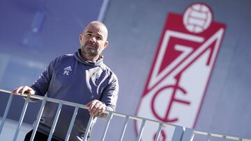 Paco L車pez se asoma en el balc車n del ascenso.