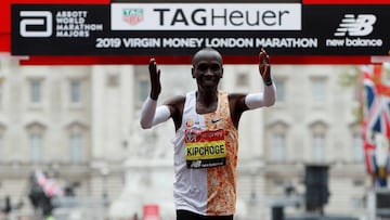 Kipchoge celebra su triunfo en el marat&oacute;n de Londres.