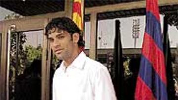 <B>EN BARCELONA</B>. Rafa Márquez posó al mediodía en las oficinas del Camp Nou.