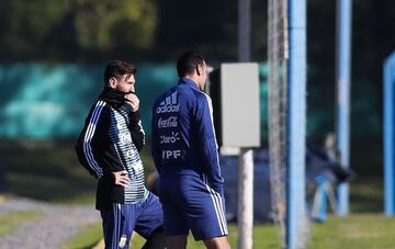 El capitán de la selección argentina, Lionel Messi, participa en un entrenamiento, en las instalaciones de la Asociación del Fútbol Argentino (AFA)