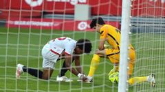 Kound&eacute; ata la bota a Bono durante el Sevilla-Granada.