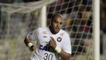 Adriano finaliza su aventura en el Atl&eacute;tico Paranaense