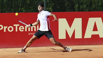 Carlos Taberner ejecuta un drive en la Liga MAPFRE.