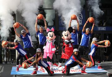 La temporada 2019-20 de la NBA será, por encima de todo, la de la burbuja de Walt Disney World. Lo nunca visto hasta ahora, lo que nunca (creemos) se repetirá. El recinto de Walt Disney World, en Orlando (Florida) iba a ser la sede, con el epicentro de la competición en el complejo ESPN World Wide of Sports. Unas lujosas instalaciones que el gigante televisivo (propiedad de Disney) puso a disposición de la NBA, con tres pabellones listos para jugar partidos y toda la tecnología necesaria (garantía de ESPN) para la realización televisiva. La unión NBA-Disney se forjó gracias al trabajo de muchos actores, y también a la esencial presencia en la sombra (al menos a efectos del mundo del baloncesto) de uno de ellos: Robert Allen Iger. Vencieron en Disney los Lakers de Lebron James y este año son aún más favoritos que el curso anterior con grandes refuerzos, como el del español Marc Gasol.