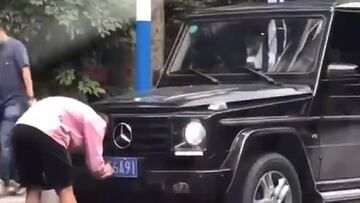 La Polic¨ªa detiene a un futbolista chino por modificar la matr¨ªcula de su coche en plena calle