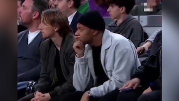 Pillan a Mbappé ‘en trance’ haciendo este gesto en mitad del Madrid-Barça de Euroliga
