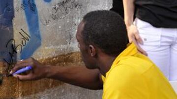 El alcalde-gobernador de Berlín, el socialdemócrata Klaus Wowereit, regaló hoy al velocista jamaicano Usain Bolt un segmento original con un peso de tres toneladas del muro que dividió la capital alemana hasta hace 20 años.