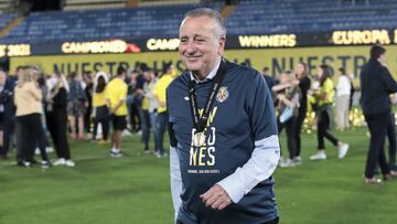 Fernando Roig and Villarreal's team celebrate during the UEFA Europa League trophy bus parade after winning the UEFA Europa League final against Manchester United in Gdansk on May 27, 2021 in Villarreal, Spain. (Photo by Jose Miguel Fernandez/NurP