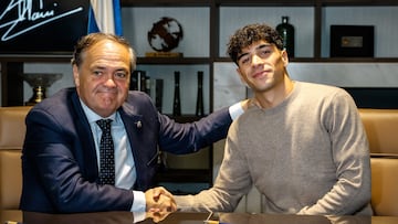 Jon Martin estrecha la mano del presidente Jokin Aperribay, tras renovar hasta 2031.