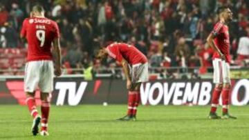 DECEPCIÓN. Los jugadores del Benfica se lamentan tras ser goleados por el Sporting en casa.