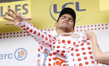 Greg van Avermaet coronó en cabeza el Muro de Grammont y se enfundó el maillot de la Montaña en honor a Eddy Merckx.