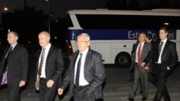 <b>AL CALDERÓN. </b>Los seleccionadores europeos, anoche a su llegada a la cena en el estadio Calderón.