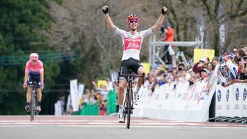 Bauke Mollema celebra su victoria en la Japan Cup 2019.