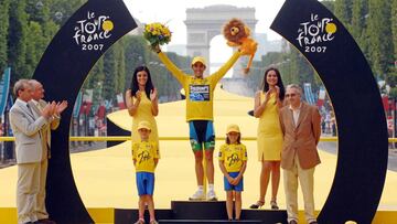 Alberto Contador celebra su victoria en la general del Tour de Francia 2007 en el podio de los Campos El&iacute;seos.