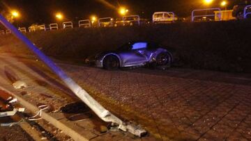 Aparatoso accidente de Rub¨¦n Garc¨ªa al chocar con una farola
