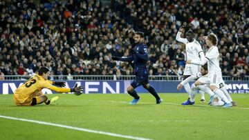 Courtois parando un balón a Willian José.