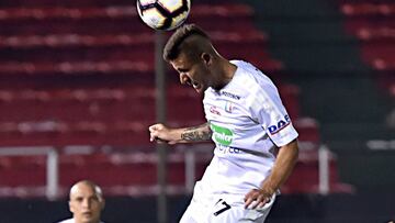 Colombia's Once Caldas player Juan Rodriguez (C) vies for the ball with Paraguay's Deportivo Santani player Ignacio Mino (R) during their Copa Sudamericana football match at Defensores del Chaco stadium in Asuncion on February 7, 2019. (Photo by NORBERTO DUARTE / AFP)