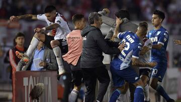 Argentina&#039;s Racing Club forward Ricardo Centurion (22) fights with Argentina&#039;s River Plate midfielder Enzo Perez (L) before being sent off by Paraguayan referee Mario Diaz (not in frame) during their Copa Libertadores 2018 round of sixteen secon