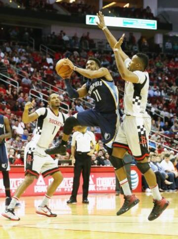 Mike Conley, Trevor Ariza y Dwight Howard.