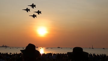 People at Mindil Beach, watch fighter jets roar past at sunset, as part of Exercise Pitch Black, in Darwin, northern Australia, July 18, 2024. Over 140 military aircraft from 20 nations are involved in Exercise Pitch Black, flying war games over Australia?s largely unpopulated Northern Territory. REUTERS/Kirsty Needham