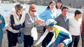 <b>POR LAS CALLES DE PALENCIA. </b>Alberto Contador enfila las calles de Palencia entre las muestras de ánimo de los aficionados.