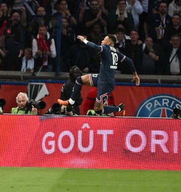 Neymar of Paris Saint-Germain celebrates