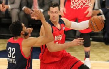 Willy Hernangomez postea a Karl-Anthony Towns.