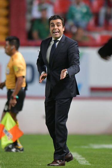El último equipo que dirigió fue el Necaxa, sin embargo, se encuentra trabajando dentro del Guadalajara.