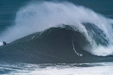 Red Bull Big Wave Awards - Finalista en la categor¨ªa cbdMD XXL Biggest Wave.