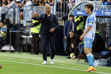 Sergio Pellicer, dando instrucciones durante el Málaga - Leganés.