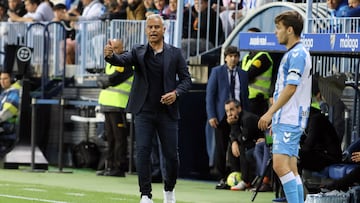 Sergio Pellicer, dando instrucciones durante el Málaga - Leganés.