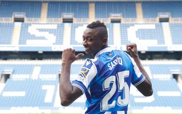 A finales de agosto de 2022, después de dos años muy buenos con el Almería (43 goles en 84 partidos), la Real Sociedad ofreció 20 millones de euros por el crack nigeriano. En su debut contra el Atlético de Madrid, Sadiq anotó un gol nueve minutos después de haber saltado a la cancha. Desgraciadamente, en su segundo partido, Umar Sadiq se rompió el ligamento cruzado de la rodilla y se perdió el resto de la temporada.